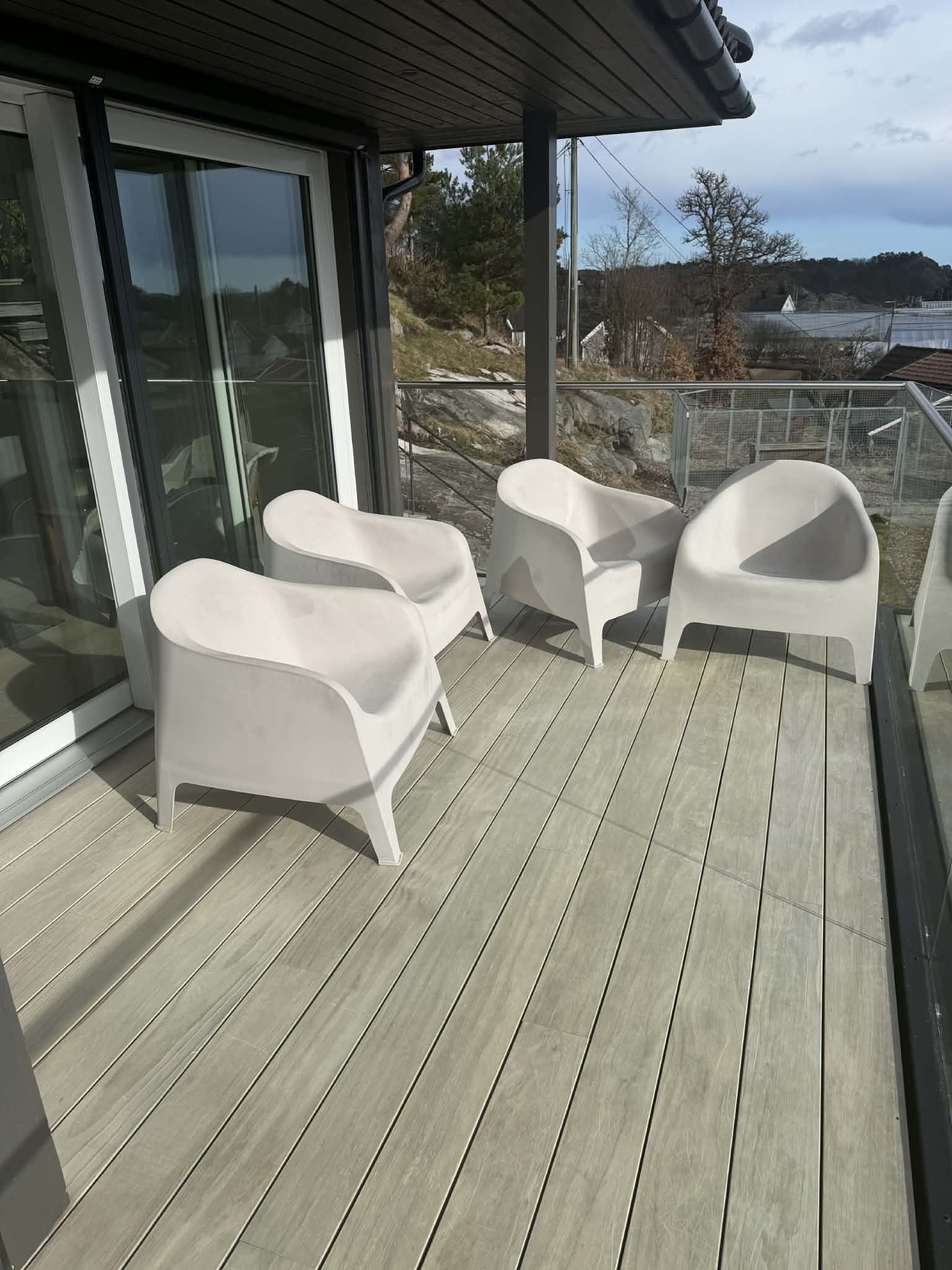 Terrasse med stoler etter rengjøring